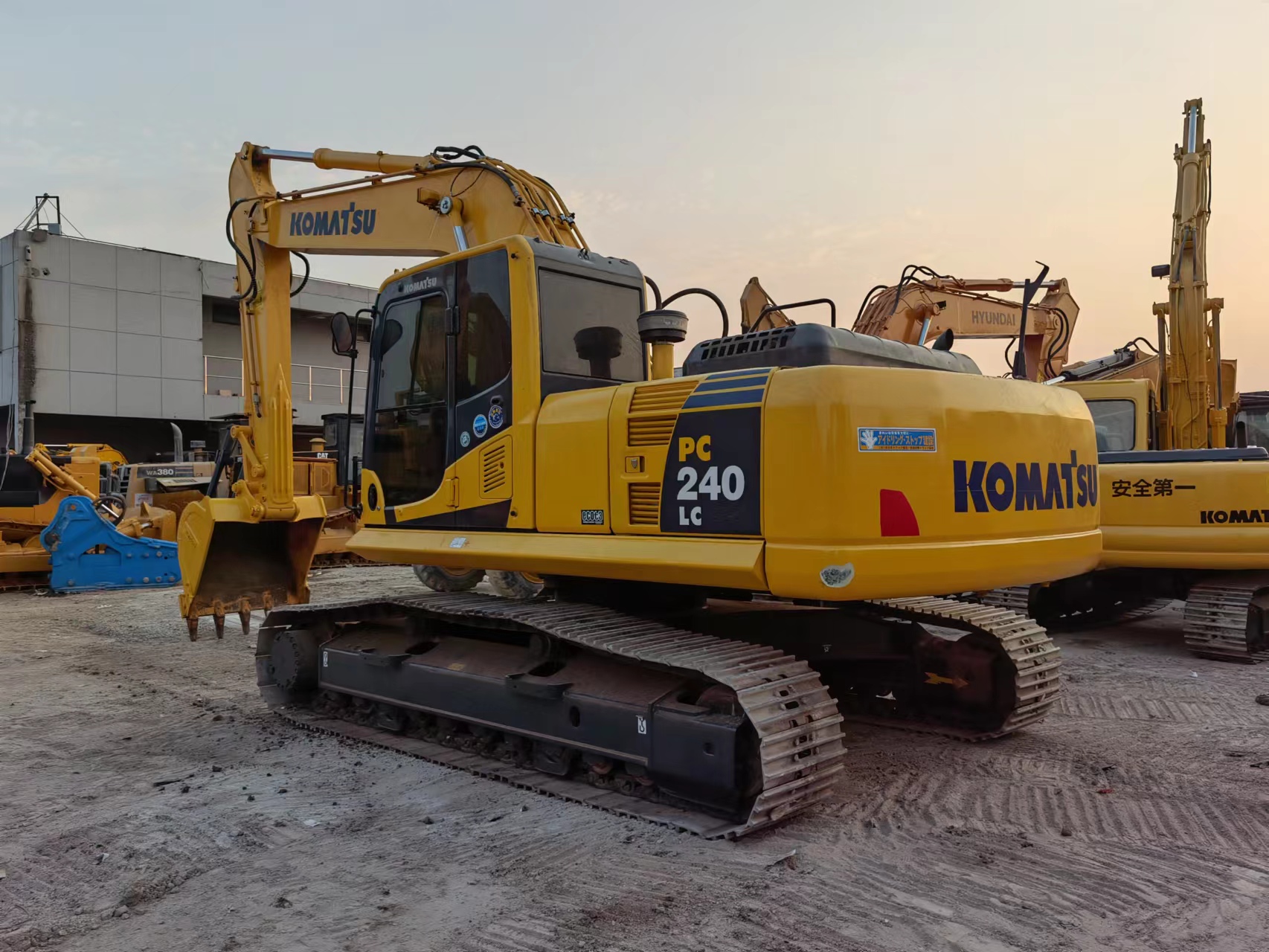 Japan Used Komatsu PC240 PC240-8 Medium Excavator 24ton Second Hand Komatsu 240 240-8 Earth Moving Digger Construction Machinery