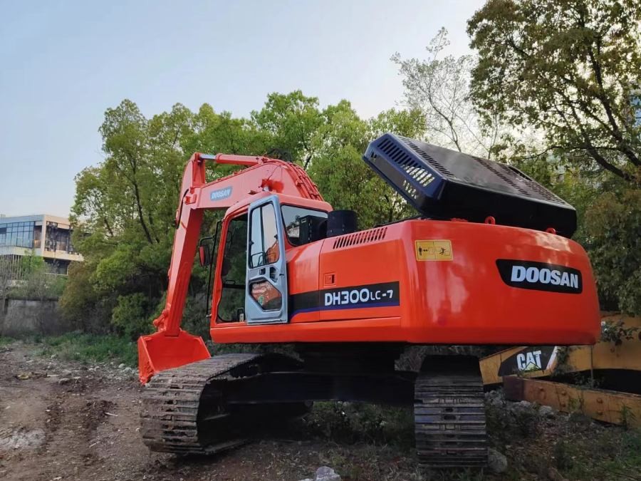 29T Doosan DH300LC Used Track Excavator Repossessed Road Digging Machine