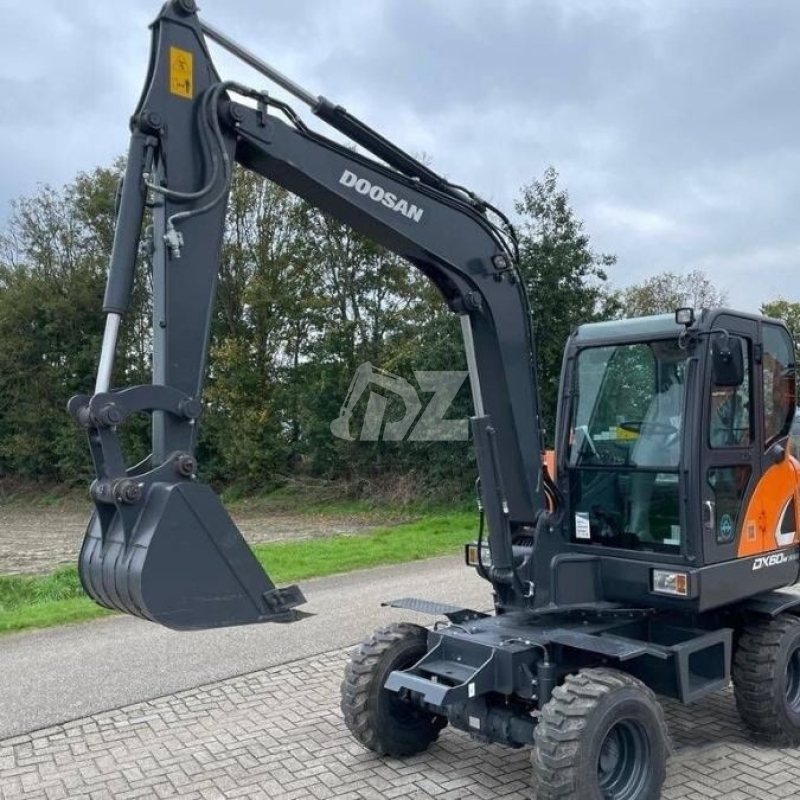 Rubber Wheel Used Doosan Excavator Machinery DX60W 5550KG