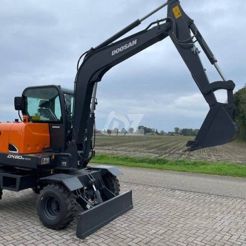 Rubber Wheel Used Doosan Excavator Machinery DX60W 5550KG