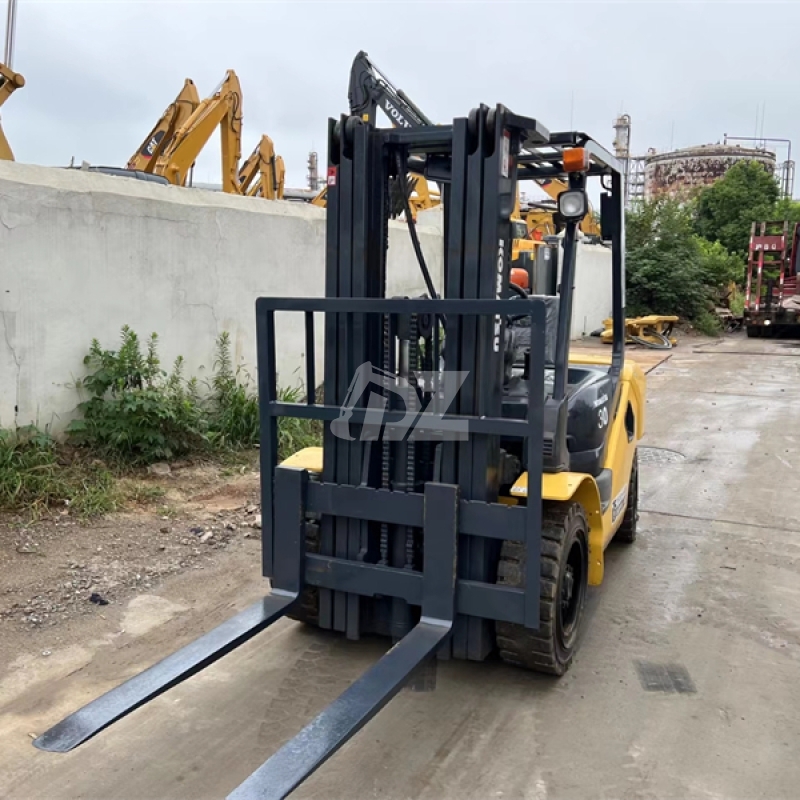 Used komatsu forklift FD30-17 3ton 4.5m lift