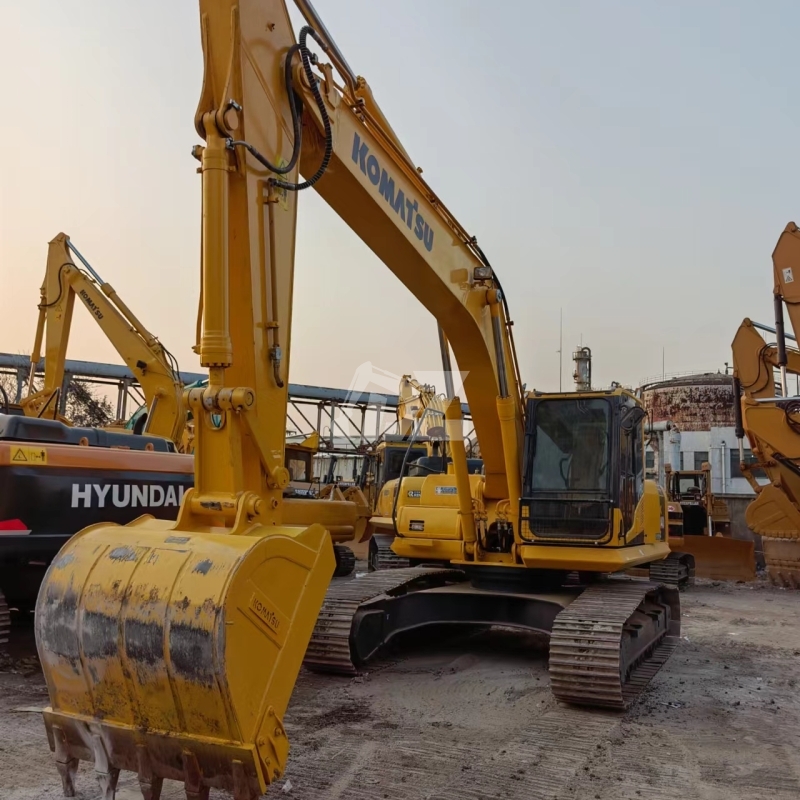 Japan Used Komatsu PC240 PC240-8 Medium Excavator 24ton Second Hand Komatsu 240 240-8 Earth Moving Digger Construction Machinery