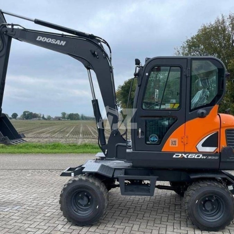 Rubber Wheel Used Doosan Excavator Machinery DX60W 5550KG