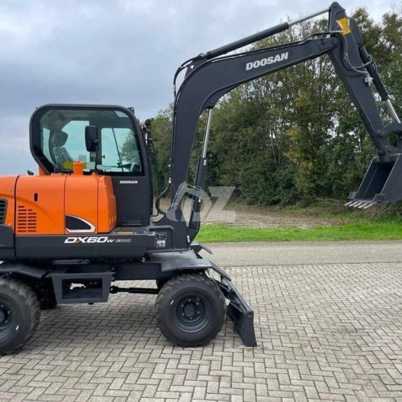 Rubber Wheel Used Doosan Excavator Machinery DX60W 5550KG