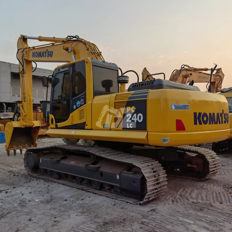 Japan Used Komatsu PC240 PC240-8 Medium Excavator 24ton Second Hand Komatsu 240 240-8 Earth Moving Digger Construction Machinery