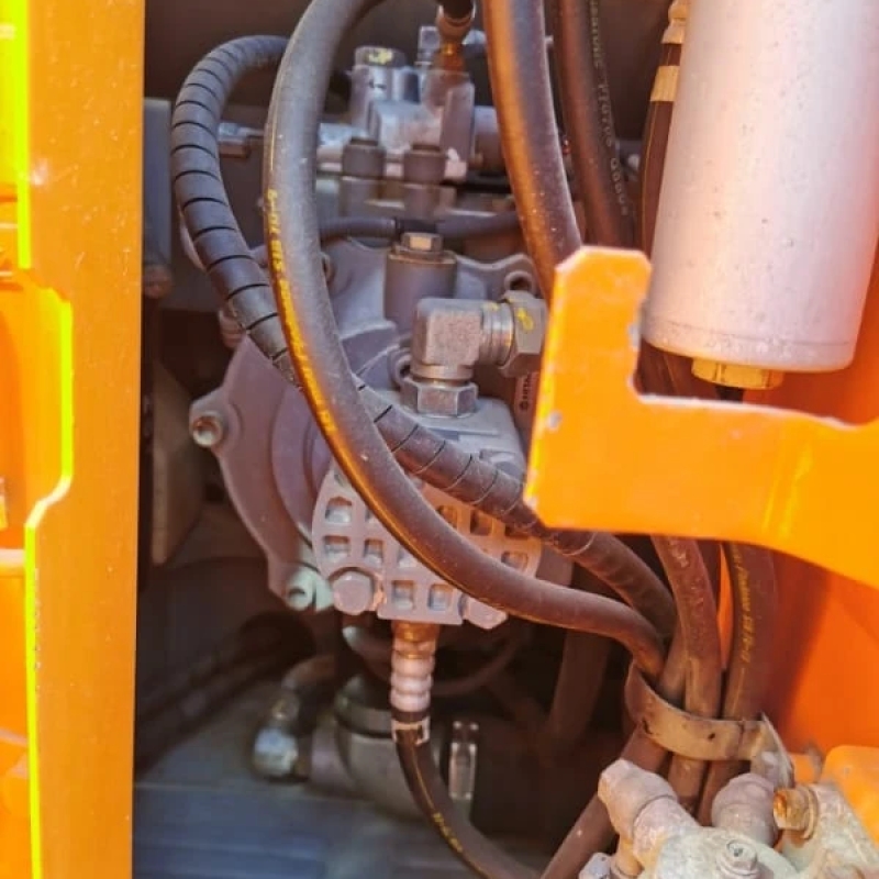 Little Working Hours Used Cheap Hitachi 135 Excavator