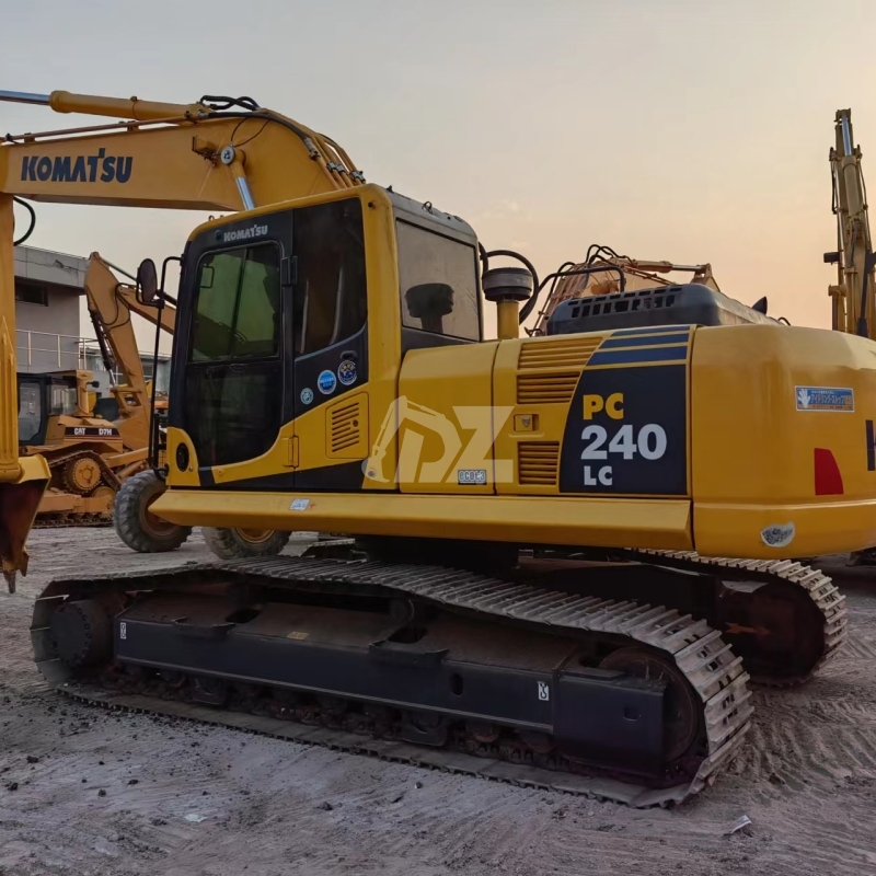 Japan Used Komatsu PC240 PC240-8 Medium Excavator 24ton Second Hand Komatsu 240 240-8 Earth Moving Digger Construction Machinery